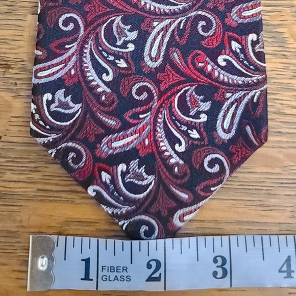 Van Heusen Paisley Red Black Red White Tie - Picture 2 of 5